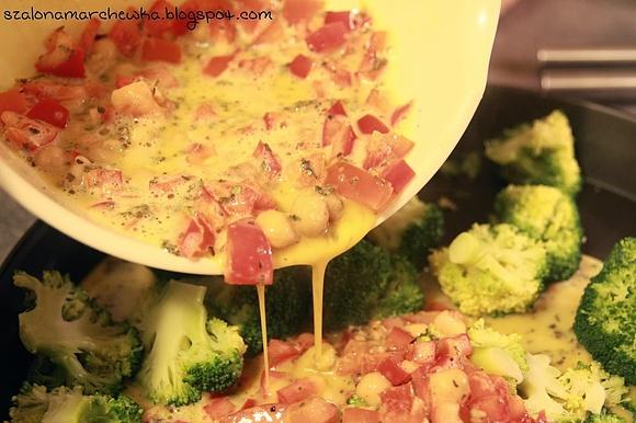 Frittata z papryką ciecierzycą i brokułem