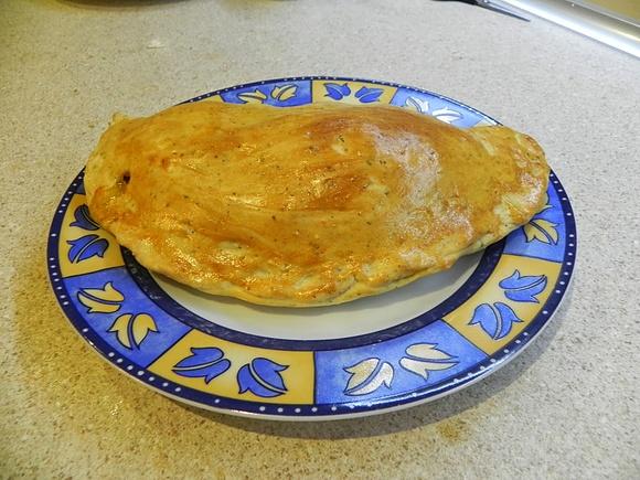 Calzone lub naleśniki z nadzieniem z kurczaka i warzyw