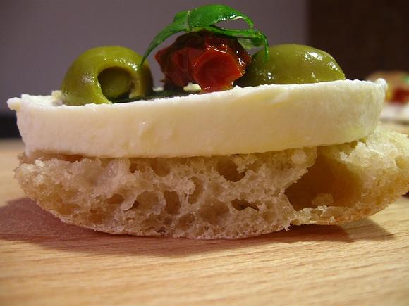 Domowa ciabatta - przepis na chrupiące włoskie pieczywo na zaczynie