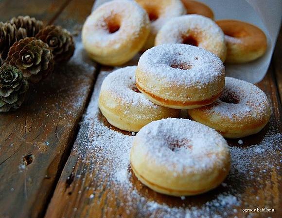 Puszyste doughnuty z dziurką posypane cukrem pudrem