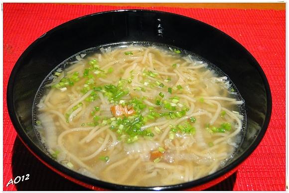 Zupa z kapustą pekińską i makaronem Wonton