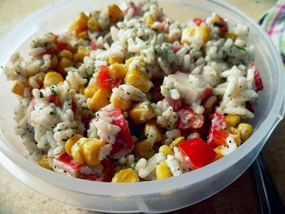 Śniadanie w pudełku: sałatka z surimi