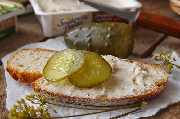 Smakowita pajda z roślinnym smalcem, cebulą i jabłkiem