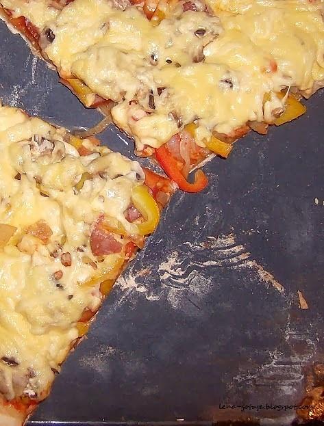 Pizza z podwójnym serem, papryką, cebulą, kiełbasą i pieczarkami