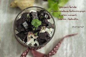 Pieczone buraki z serem manouri, sosem balsamicznym i kolendrą