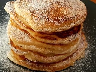 Pancakes na śniadanie z malinami i syropem klonowym