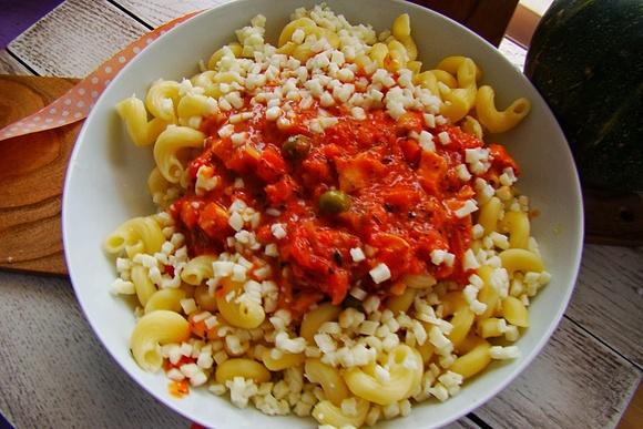 Makaron z sosem pomidorowym groszkiem mięsem i marchewką