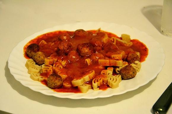 Makaron z sosem pomidorowym i pulpecikami
