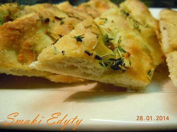 Focaccia - włoskie pieczywo z oliwą i ziołami