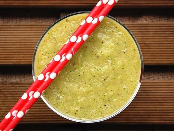 Smoothie owocowe z brokułem i olejem lnianym