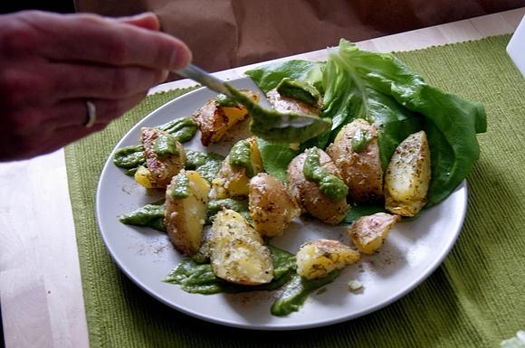 Pieczone ziemniaki w zielonym sosie