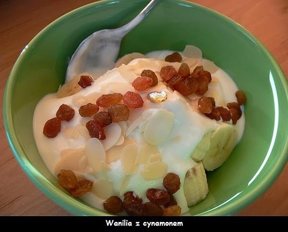 Jogurt z bananem migdałami i rodzynkami