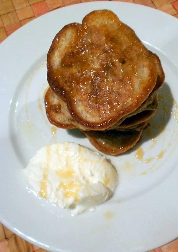 Pancakes z bananami i ananasem