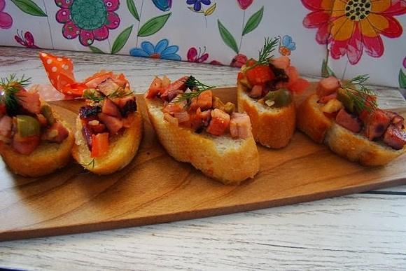 Mini zapiekanki z szynką pomidorem i oliwkami
