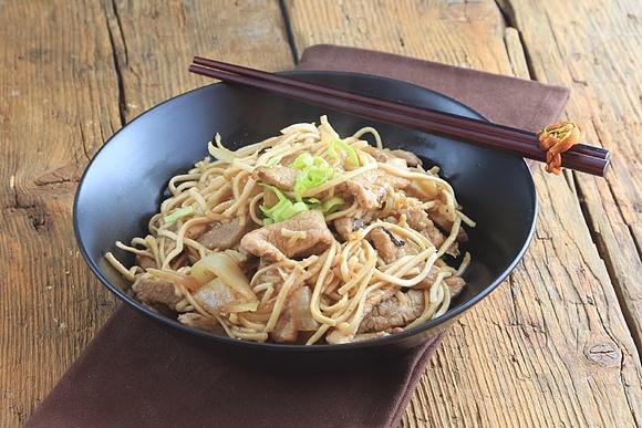 Wieprzowina chop suey z makaronem noodles