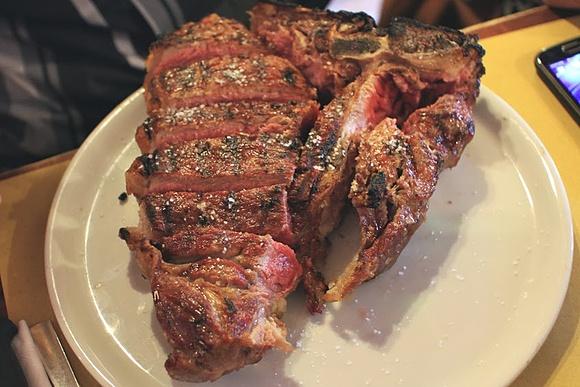 Bistecca alla fiorentina - tradycyjny włoski stek z Toskanii