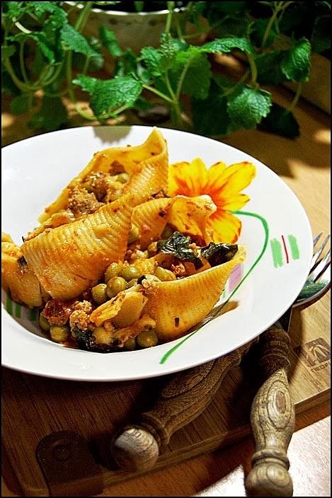 Makaron conchiglioni w sosie pomidorowym z mięsem