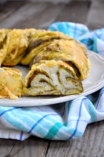 Chlebek z pesto bazylionowym prosty zawijany przepis