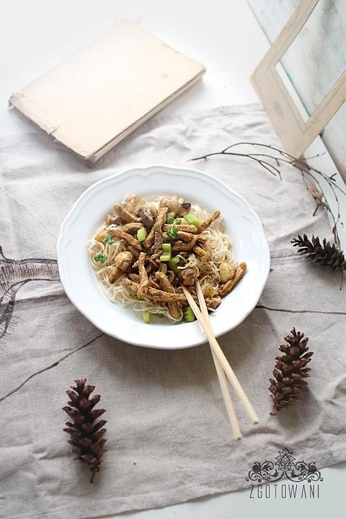 Makaron Chow Mein z wieprzowiną i zieloną pastą curry
