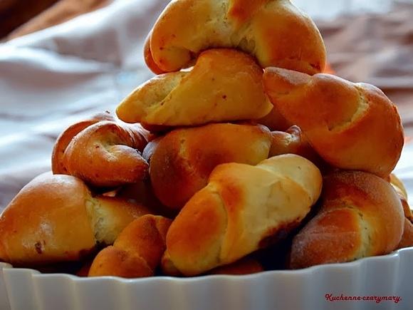 Drożdżowe rogaliki ziemniaczane z nadzieniem czekoladowo-marcipanowym