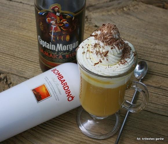 Bombardino - włoski napój alkoholowy rozgrzewający z kawą i alkoholem
