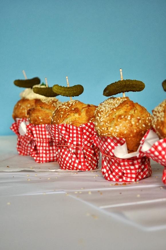 Burgery z muffinek nadzianych wołowymi kotlecikami i serem