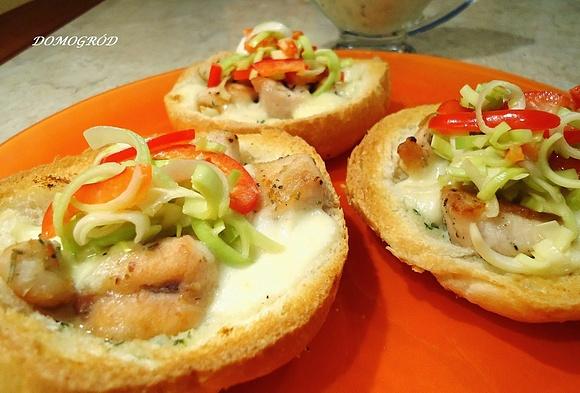 Soczysty kurczak z mozzarellą w zapiekankach