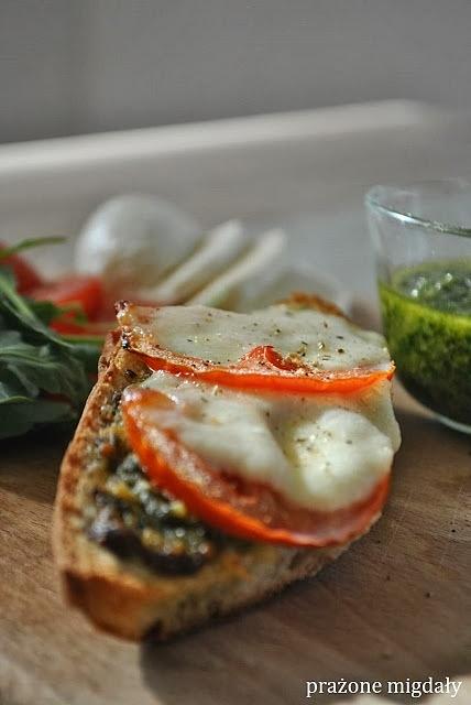 Bruschetta Caprese z pesto i mozzarellą