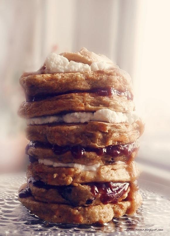 Marchewkowe pancakes z dżemem wiśniowym ricottą i masłem orzechowym