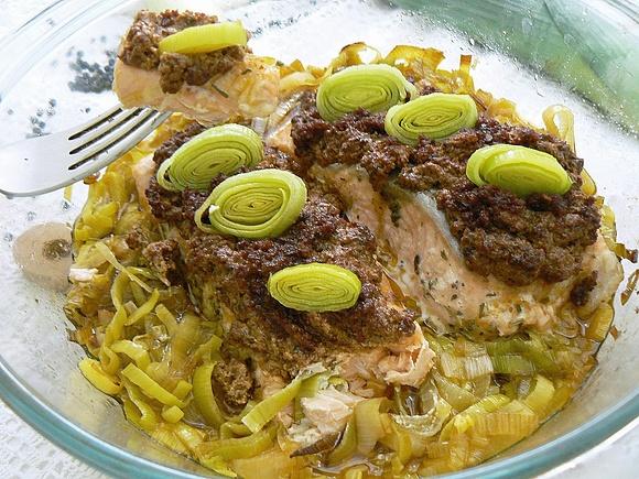 Łosoś zapiekany z pesto pomidorowym