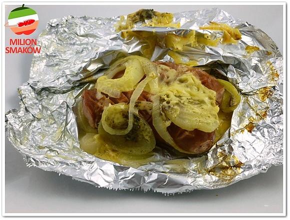 Kiełbasa zapiekana z cebulą i serem
