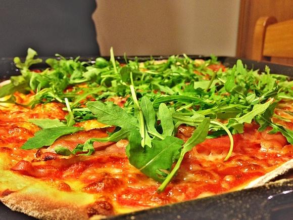 Włoska pizza z szynką parmeńską i rukolą