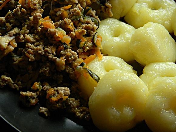 Kluski śląskie z mięsnym sosem