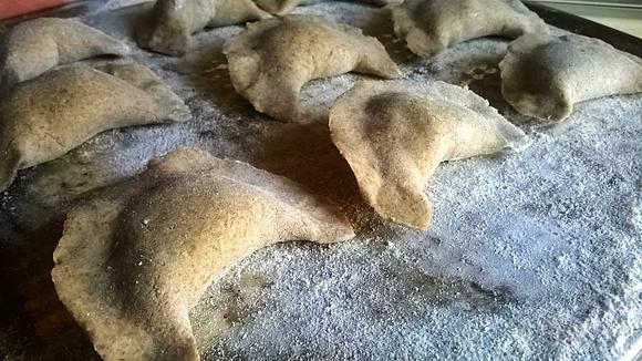 Ciasto na pierogi z mąki żytniej i maślanki bez jajka
