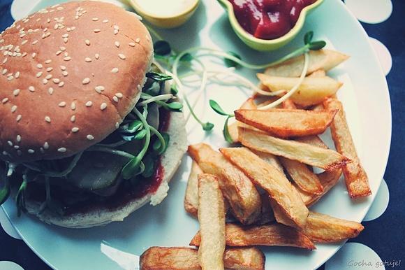Domowe burgery z frytkami
