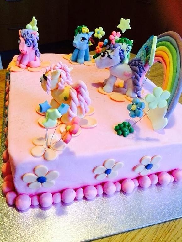 Czekoladowy tort urodzinowy dla dziewczynki kucyki pony masa cukrowa