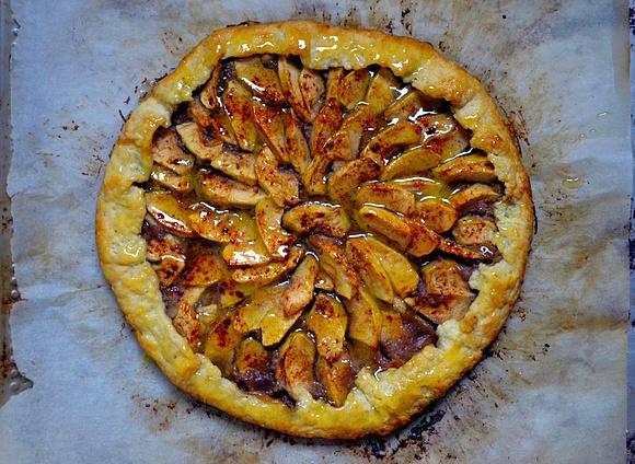 Galette z jabłkami na marcepanie różanym