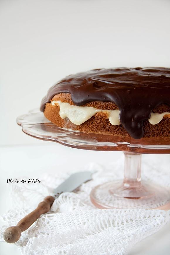 Boston cream pie - ciasto biszkoptowe z waniliowym budyniem i czekoladowym ganachem