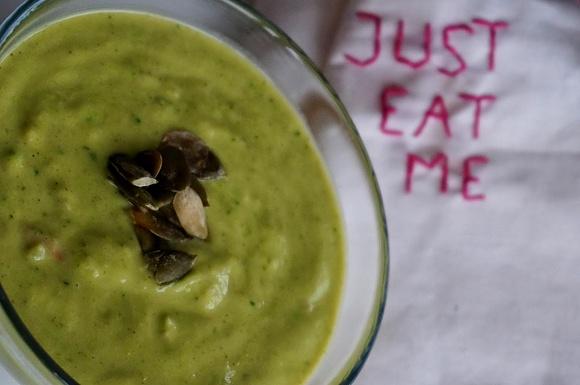 Zupa krem z avocado, brokułami i mleczkiem kokosowym