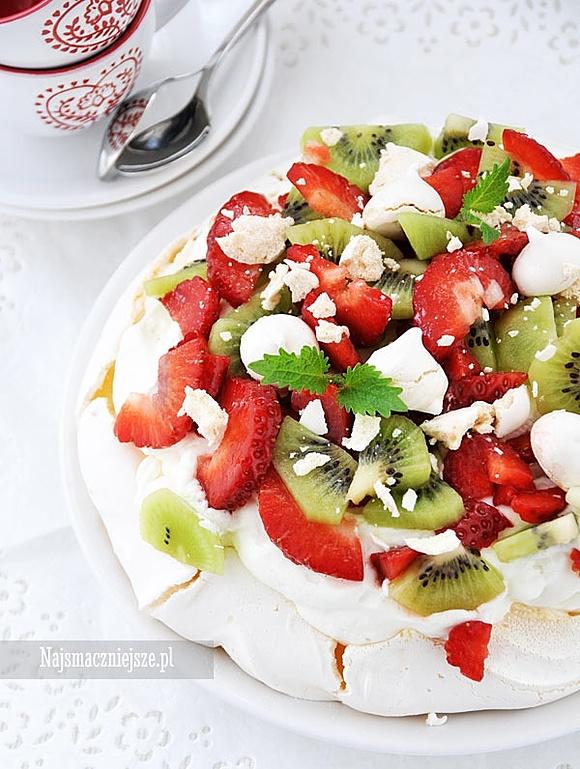 Pavlova z delikatnym kremem i owocami