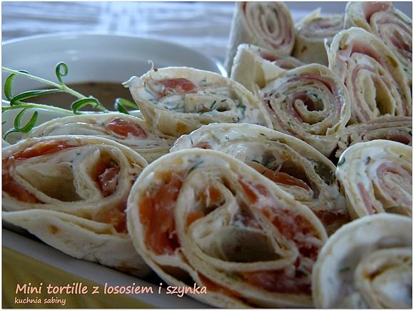 Mini tortille z łososiem i szynką