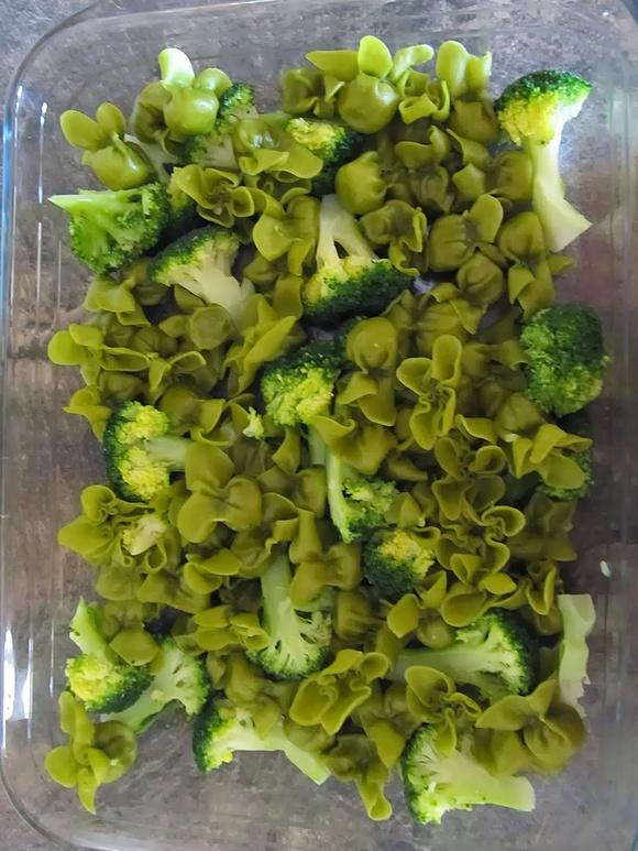 Pierożki tortellini ze szpinakiem i ricottą w sosie szpinakowym z brokułami