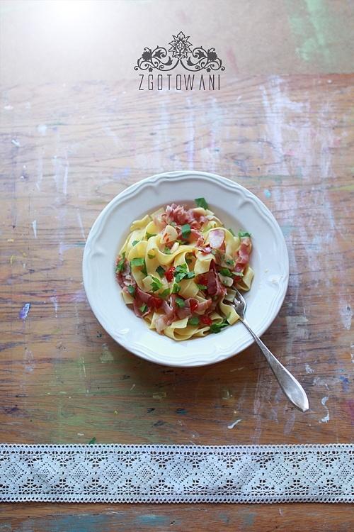 Fettuccine z pikantną papryczką, czosnkiem i szynką szwarcwaldzką