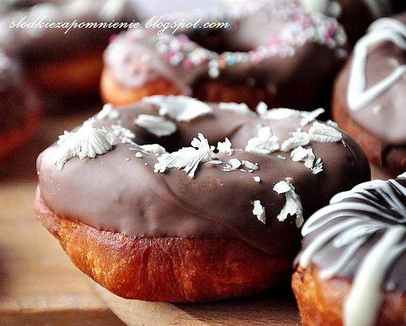 Donuts’y - pączki z dziurką, szybki przepis na pączki drożdżowe