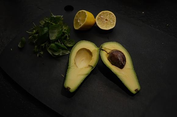 Guacamole - przepis na miejski dip z awokado i kolendry