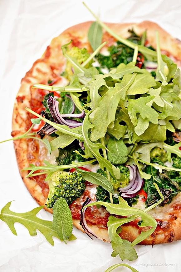 Wegetariańska pizza z jarmużem brokułem rukolą i szałwią