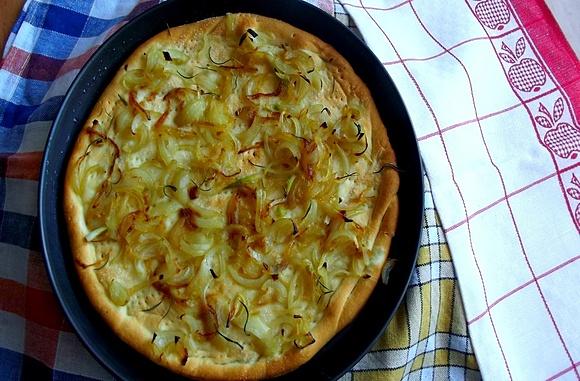 Focaccia z cebulką i rozmarynem