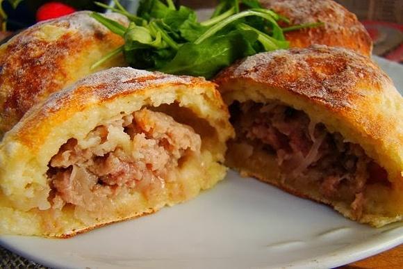 Drożdżowo-ziemniaczane buły z farszem mięsnym i kapustą