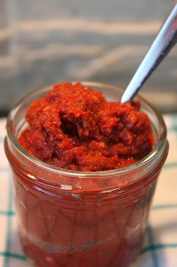 Harissa - pasta chili z przyprawami i suszonymi pomidorami
