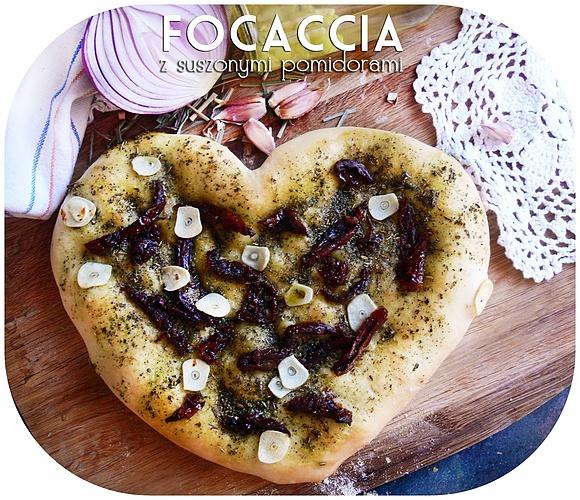 Focaccia z suszonymi pomidorami i czosnkiem